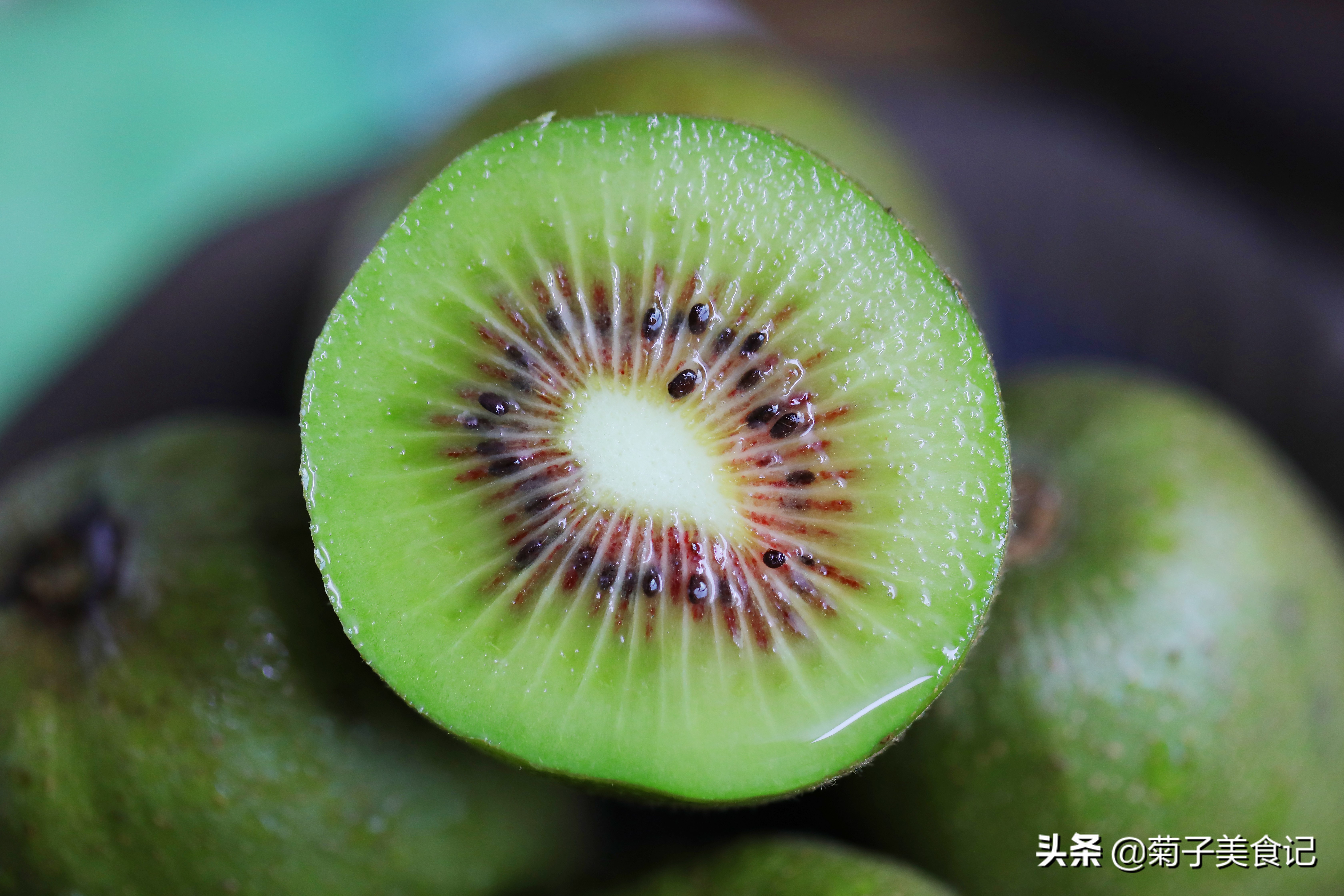 中秋吃什么水果好？红心猕猴桃给你答案，维C含量高，营养又健康