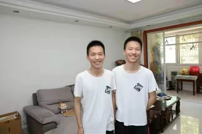 双胞胎学霸考上清华北大，高考都是652分，家长做梦都笑醒