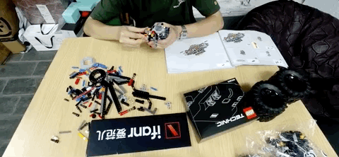 958 块积木搭了 10 小时，这款1999元的乐高「越野车」，好玩吗？