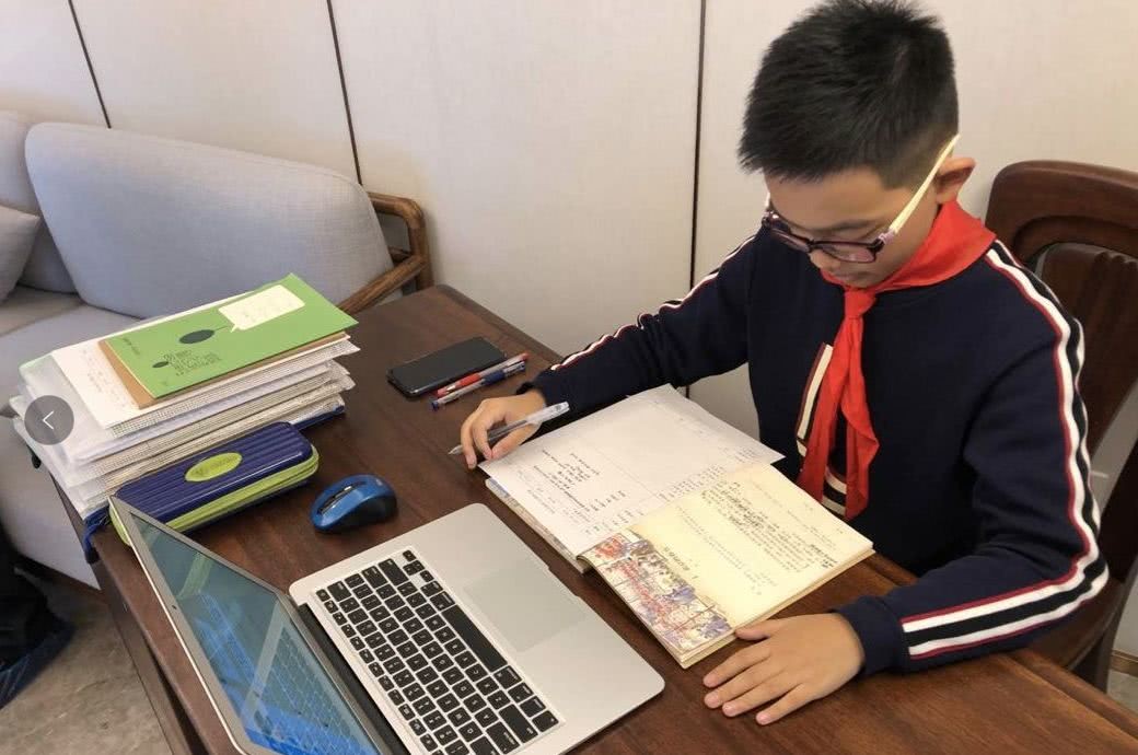 家庭教育VS学校教育，哪一个对学生更负责，看二者如何巅峰对决