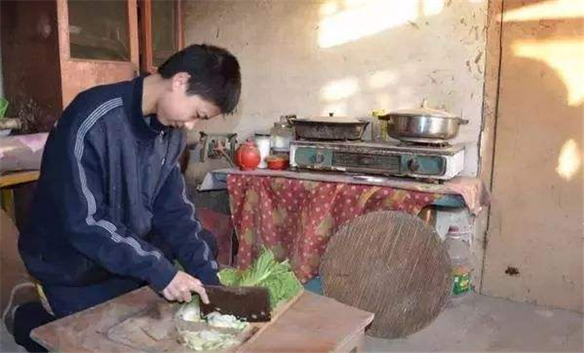 捡废品照顾瘫痪母亲，以744分考入清华3年的庞众望，现状如何