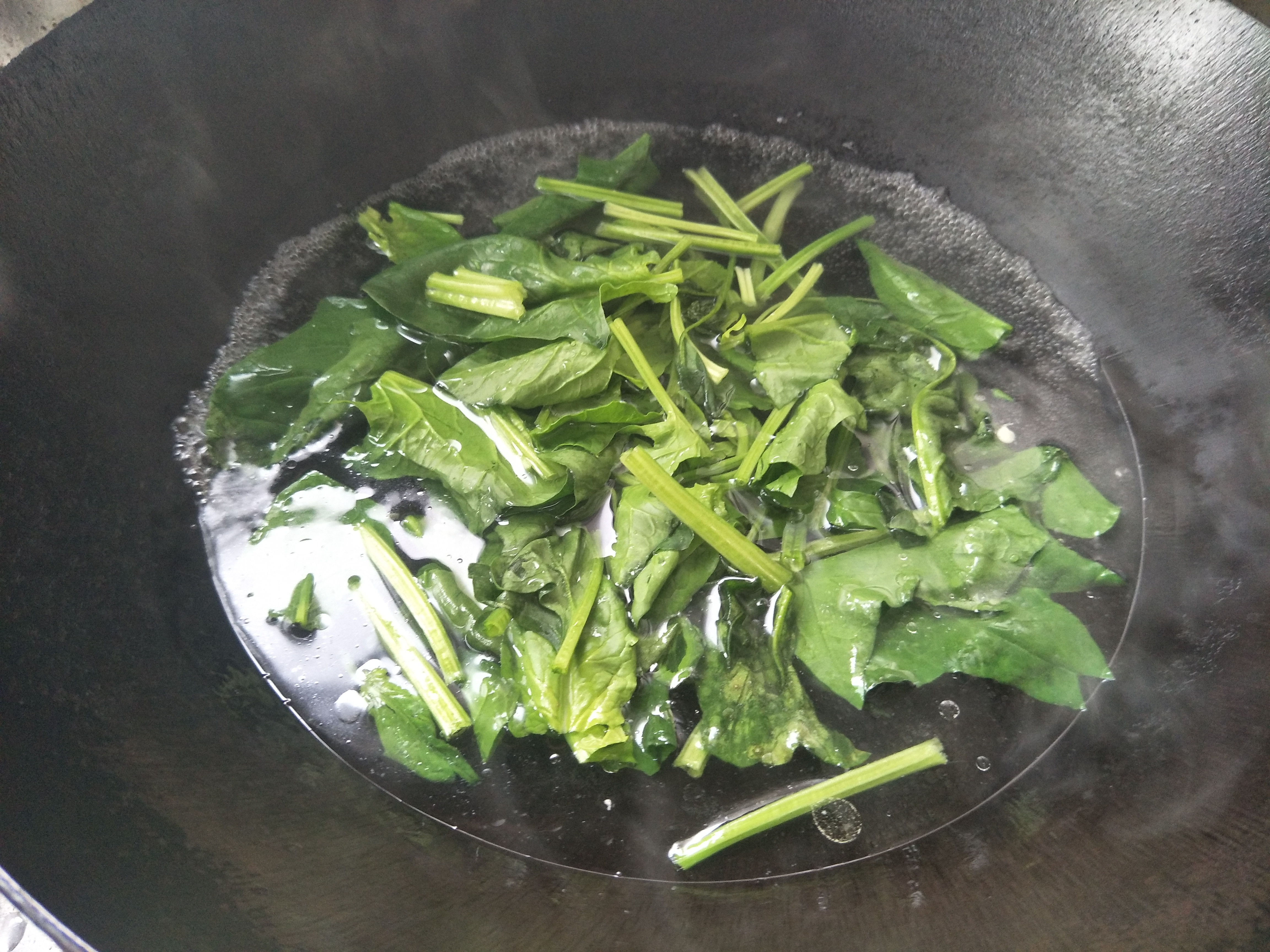做菠菜汤时，到底要不要放锅炒？教你详细做法，菠菜汤翠绿好喝