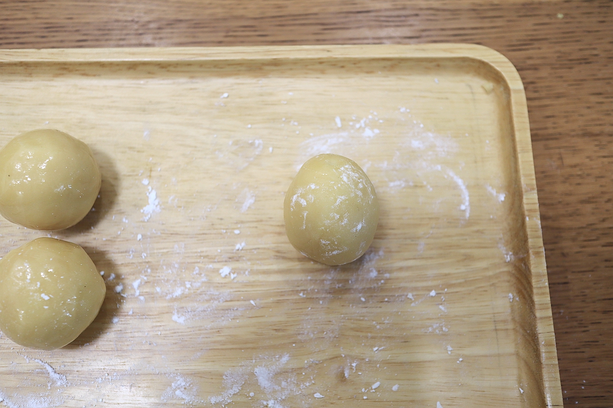 黑芝麻酱绿豆沙月饼还真好吃，说啥也得试一试，歪打正着的美味