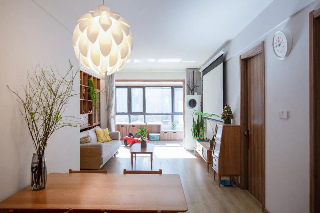 这对夫妻太有眼光，坚持全屋打满柜子，一进客厅就把我迷住了