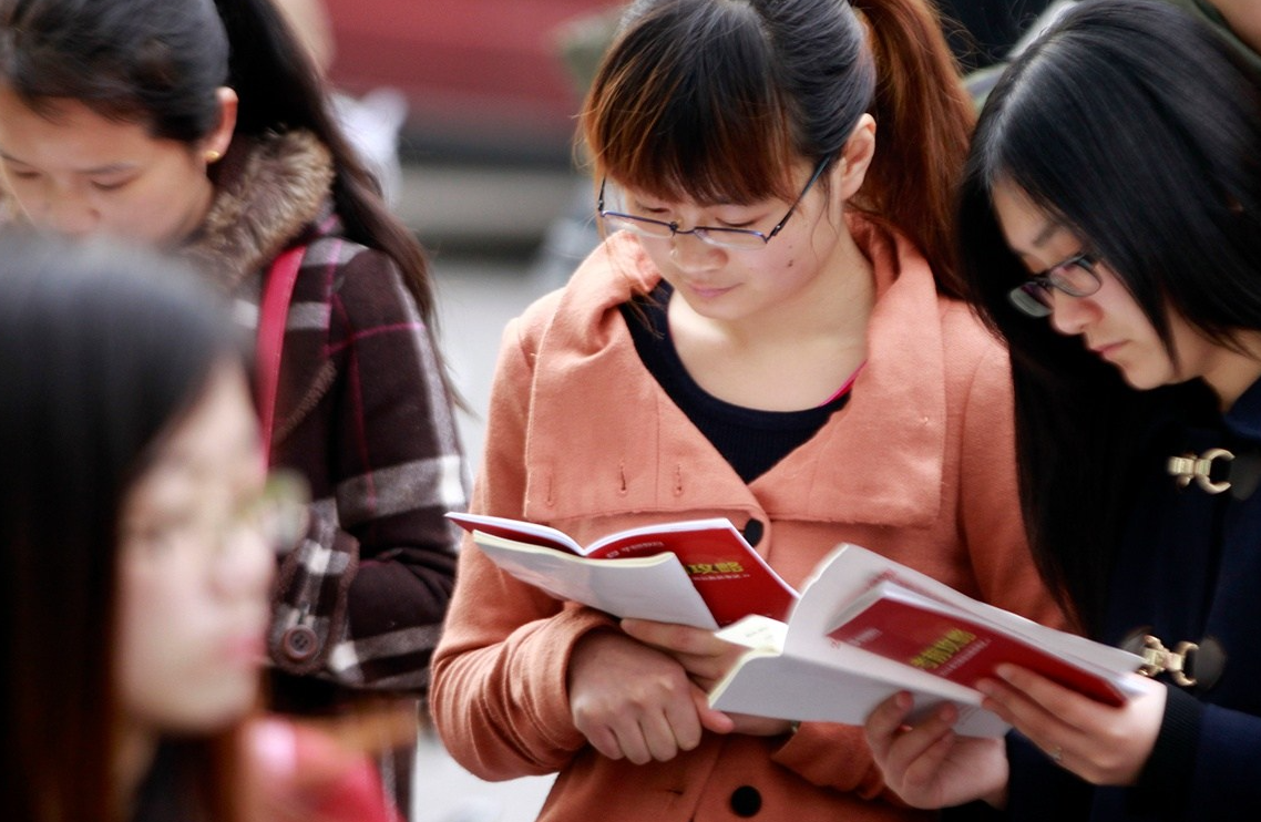 公务员迎来新变化，报考年龄或突破35岁门槛？往届生的机会来了？