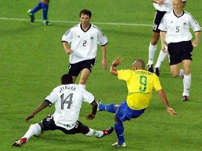 2002年韩日世界杯录像(2002年世界杯决赛：天意 意外掀翻战车，桑巴足球最后的荣光)