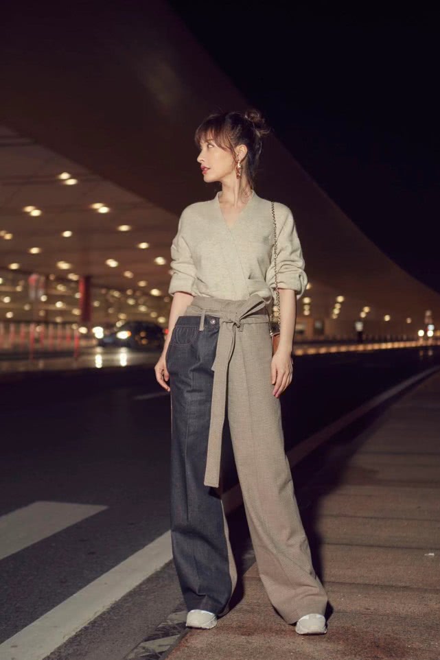吴昕最近衣品不错啊，穿毛衣配直筒裤显瘦又气质，美成了邻家女孩