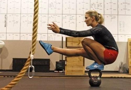 手枪深蹲和单腿深蹲，美俄在训练领域的互怼？