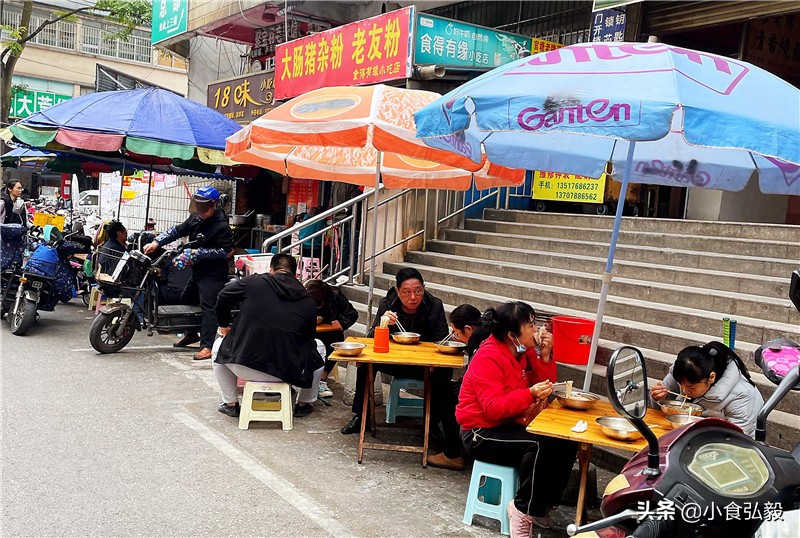 南宁这家不足3平米的小店，每天卖出一两百碗粉，4个人忙不过来