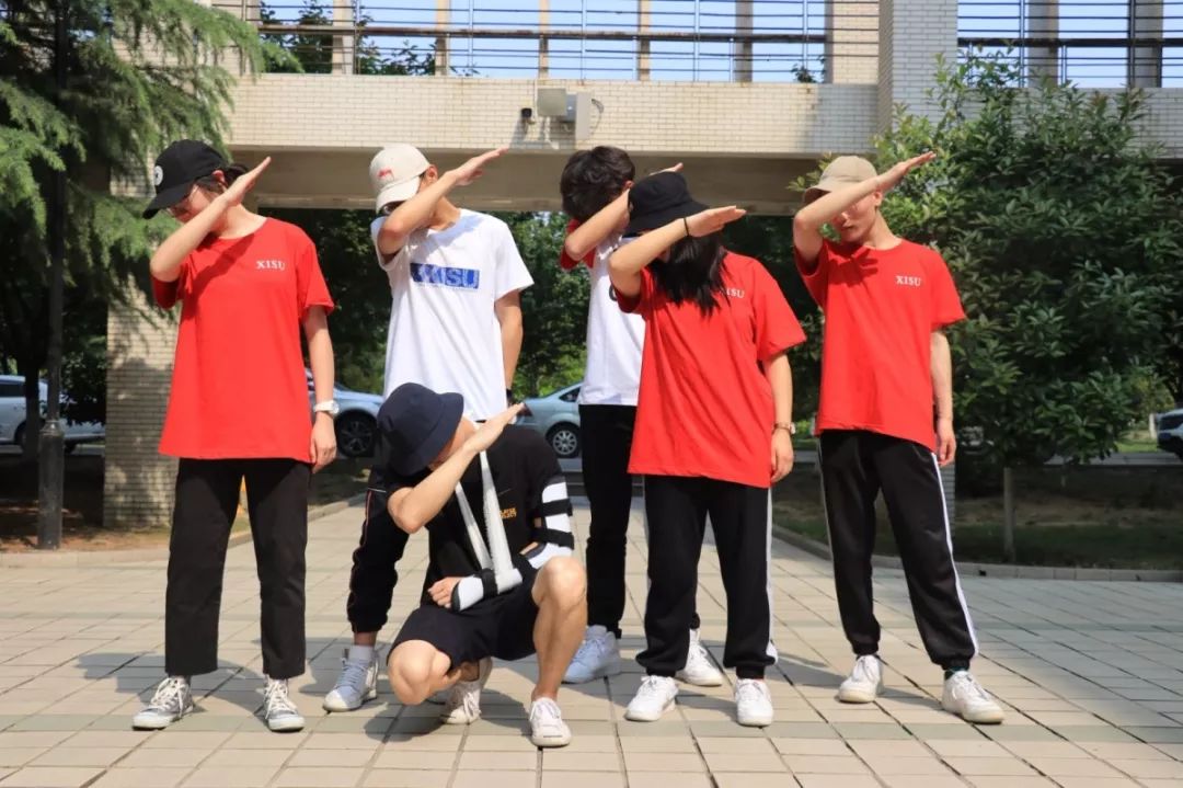 西安外国语大学，是由什么做成的？