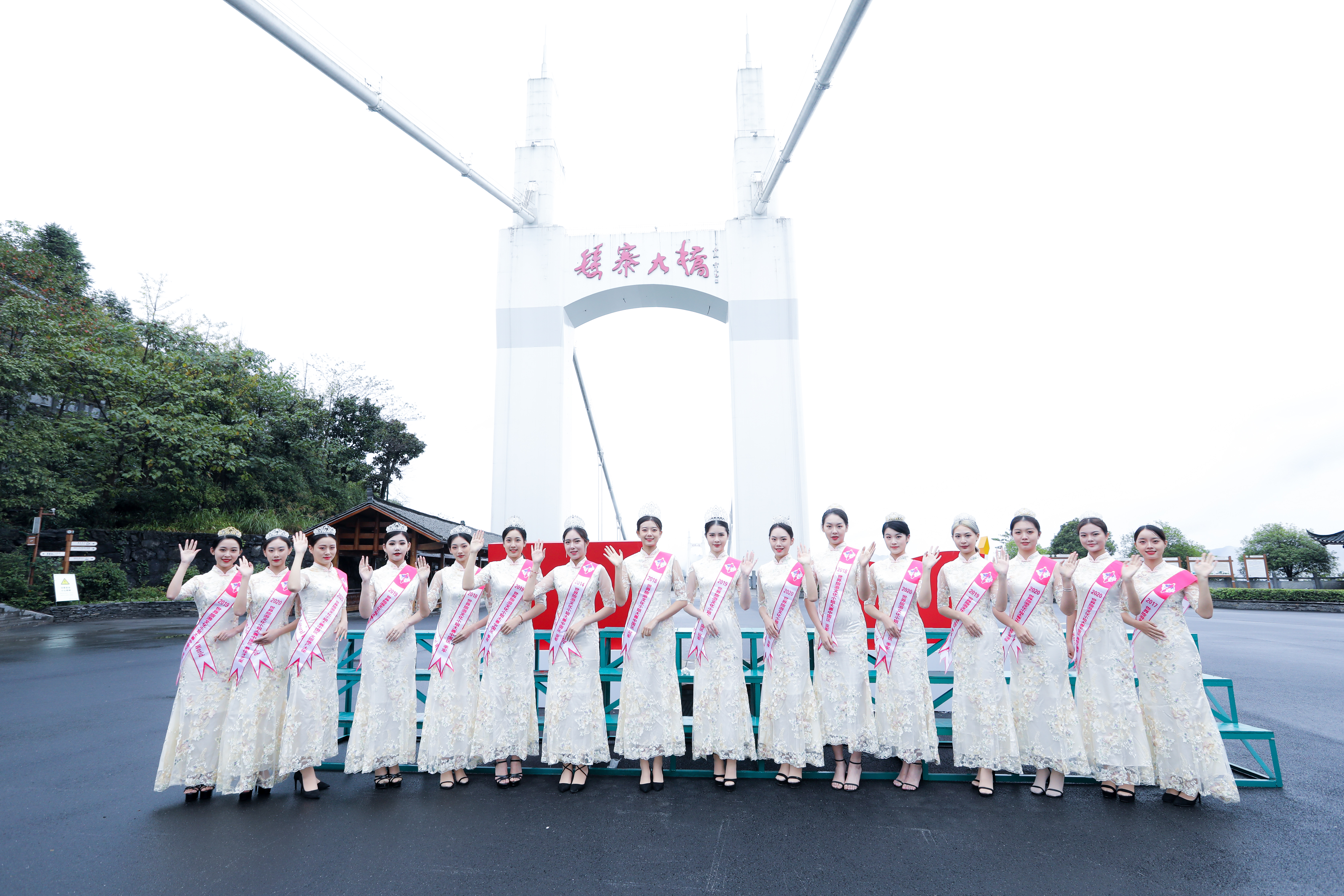 世界旅游文化小姐冠军天团打卡矮寨景区，奏响鼓文化节启幕大戏