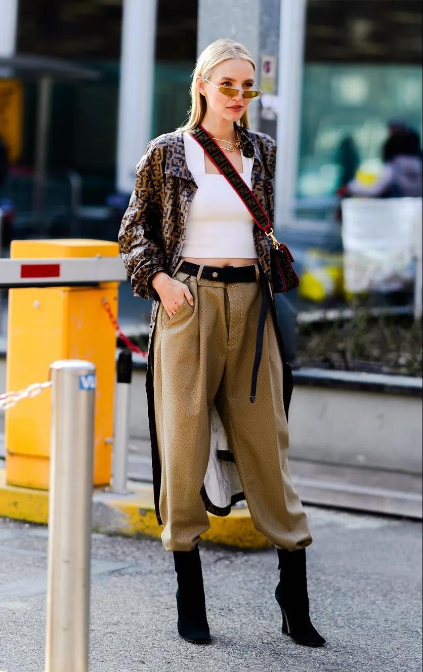 秋季胖子穿衣搭配图片(微胖梨形女人穿搭圣经) - 赤虎壹号