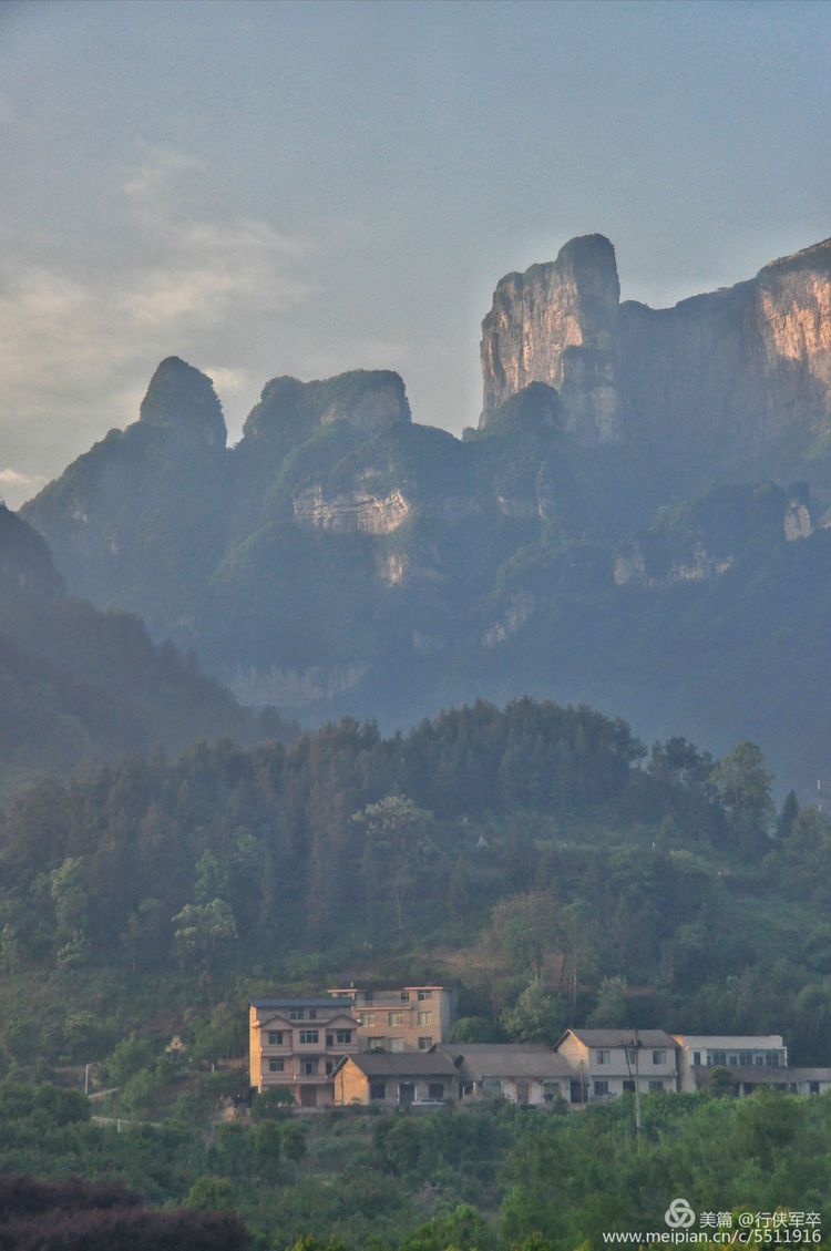 玉壶峰下松涛起，天界佛国掸尘埃！走遍千山万岭，唯天门山独有