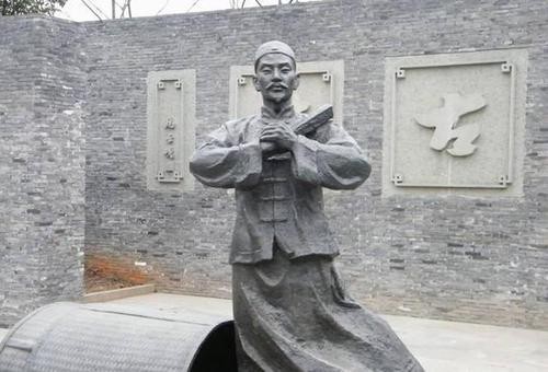 部队中的参谋长，是怎样的官职，它的地位是高是低呢？