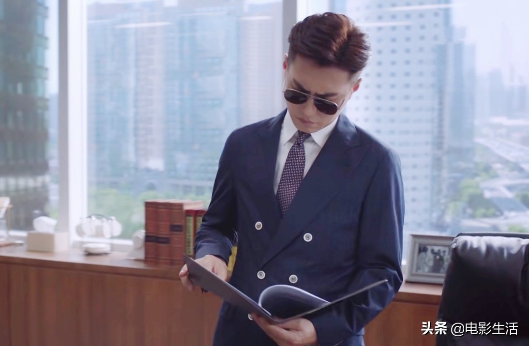 《精英律师》靳东被批摆造型、凹人设演，仅1集就暴露出各种问题