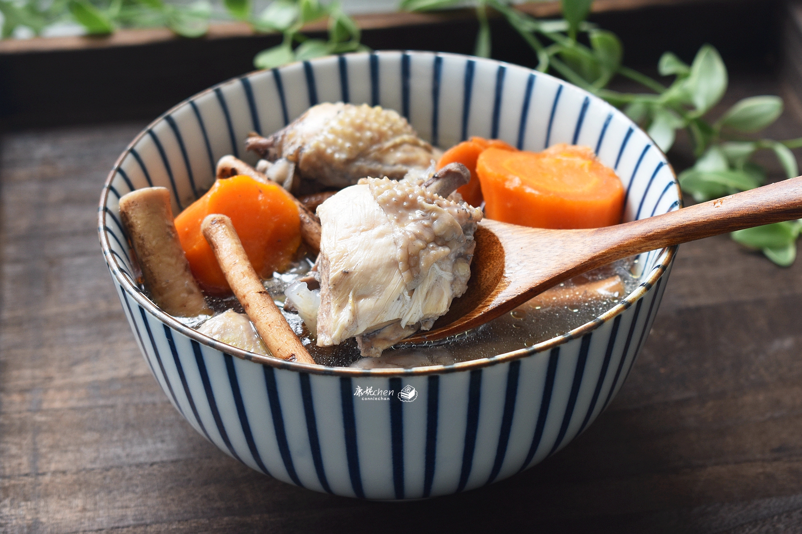 【胡萝卜玉米排骨汤的做法】猪骨选用猪脊骨或者猪扇骨,少油腻钙质