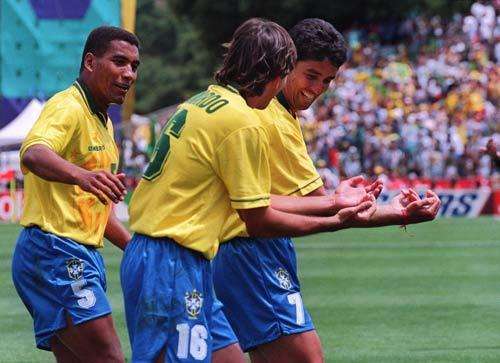 邓加让巴西人很难入围金球奖(除了罗纳尔多，巴西足坛还有哪些天才球星，站在邓加的对立面？)