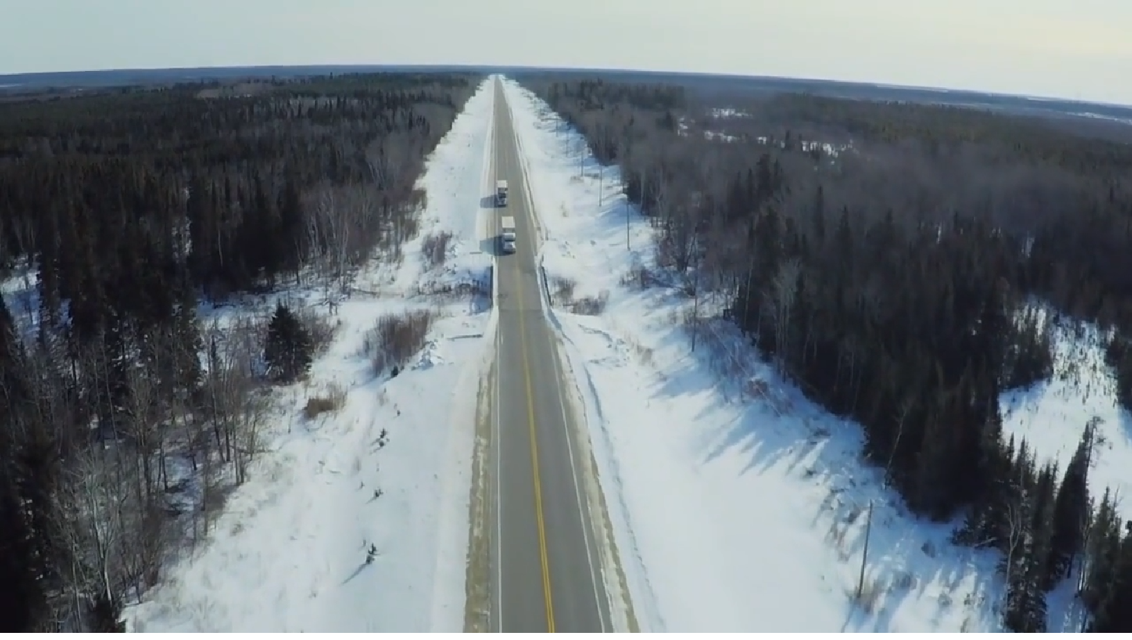 加拿大人死亡冰路纪录片，40吨大型卡车运送到一个充满兴奋的冻结湖