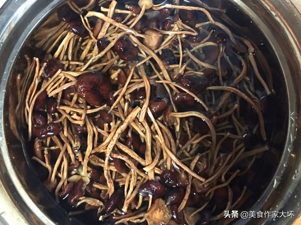 干茶树菇的家常吃法（正宗干锅茶树菇做法一看就能学会）