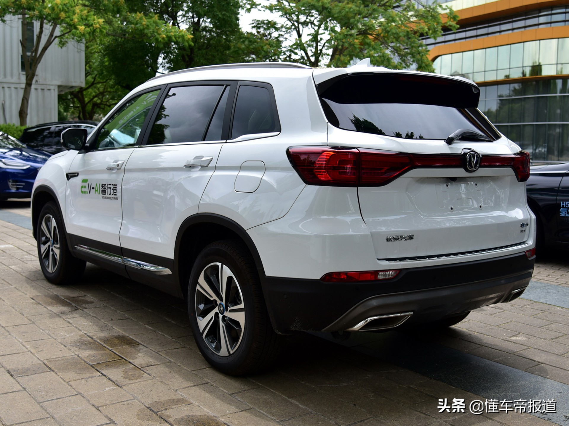 新车 </p><p>　　 续航600公里！长安CS75 FCV氢燃料电池车亮相