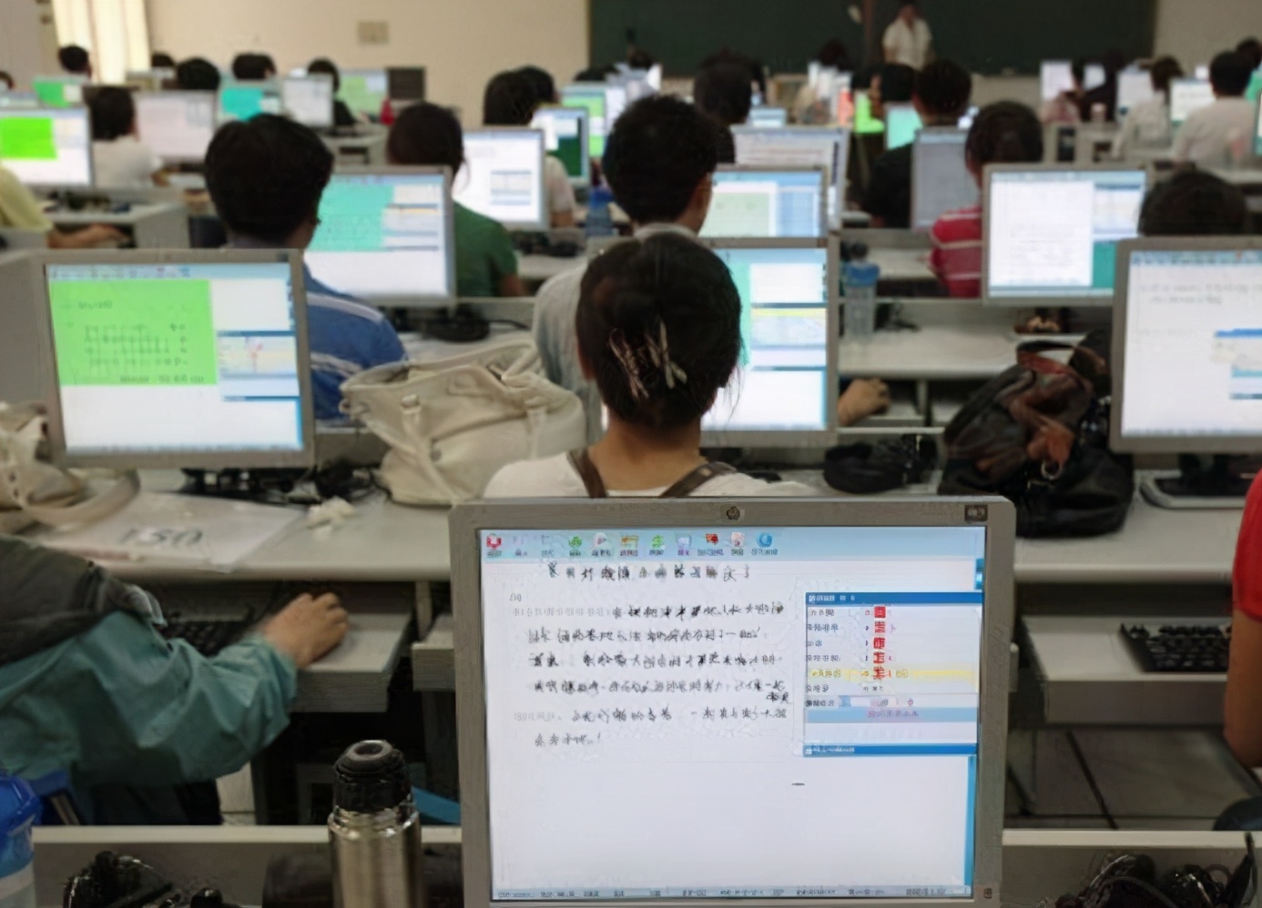 高考规定使用2B铅笔，看看扫描过的试卷便明白，考生别自作聪明