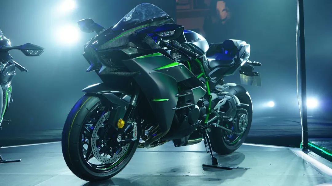 文末彩蛋福利 </p><p>　　 28.9万起，川崎发布 H2 Carbon以及ZX-10R SE
