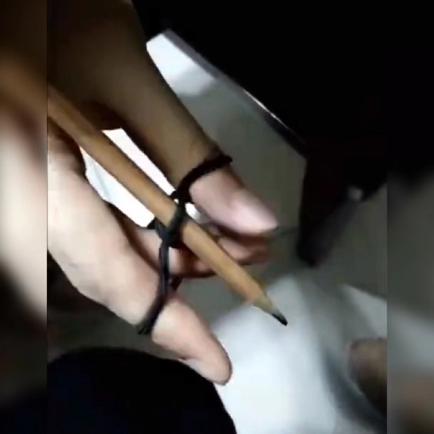 只需一招，就可以教小朋友握好笔，简单实用，有需要的父母快收藏