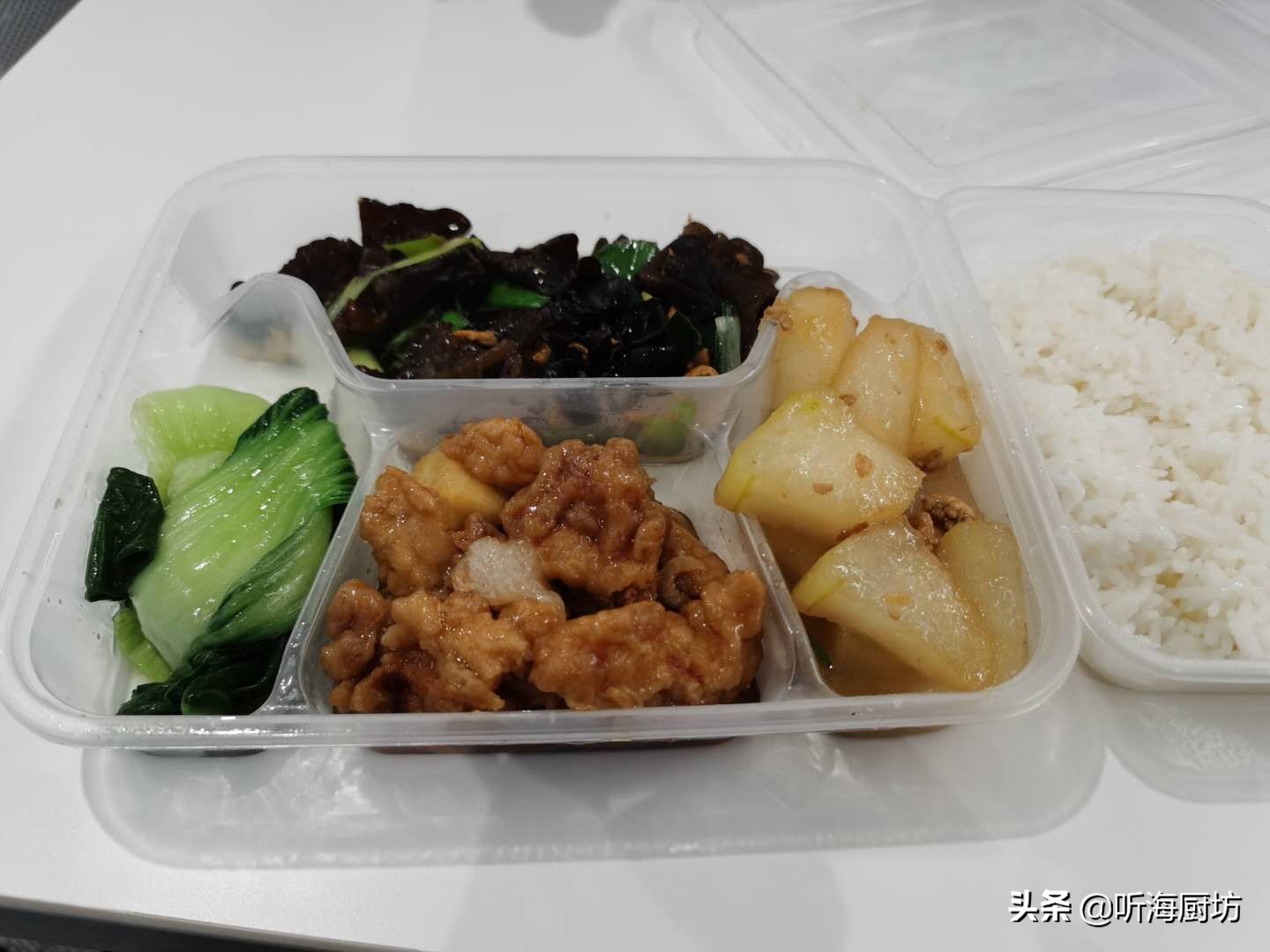 上班工作餐发朋友圈，秒赞过百，纷纷留言伙食太好，想来上班