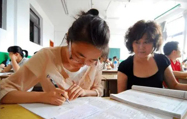 2021高考分数线出炉，文理科相差近百分，文科生：我们太难了