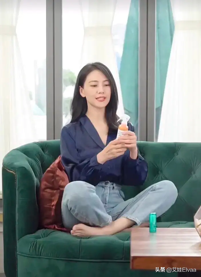 真氧氣美女！高圓圓穿真絲衫牛仔褲好知性，42歲觀音盤腿坐太柔軟