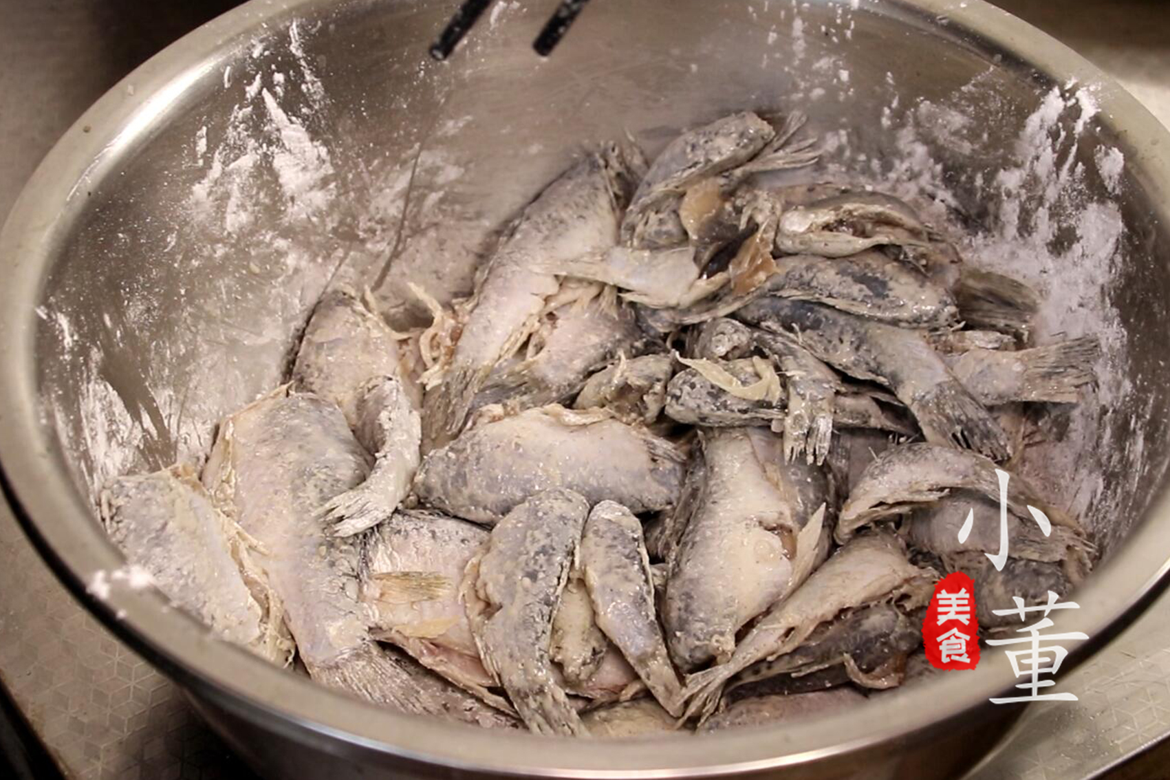 小伙下河捞小鲫鱼，这样做既简单又好吃，外焦里酥，不用吐刺