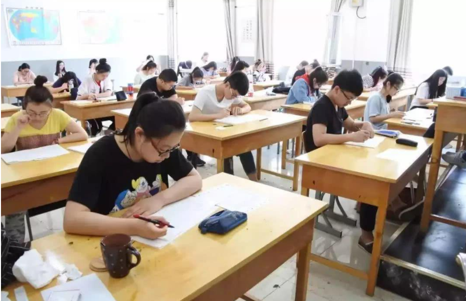 高考生迎来“坏消息”，考试难度增大、复读空间缩小，学生为难