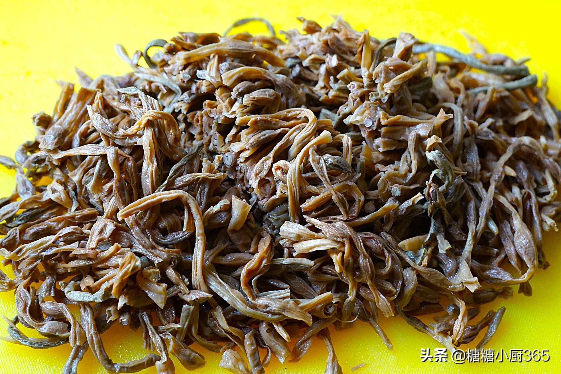 干豆角最爱这样吃，炖满满一锅，香味四溢好解馋，两碗米饭打不住