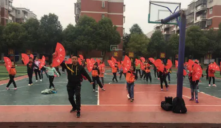 闽江学院运动会有多燃，学生齐跳“YesOK”，网友：C位男生太妖娆