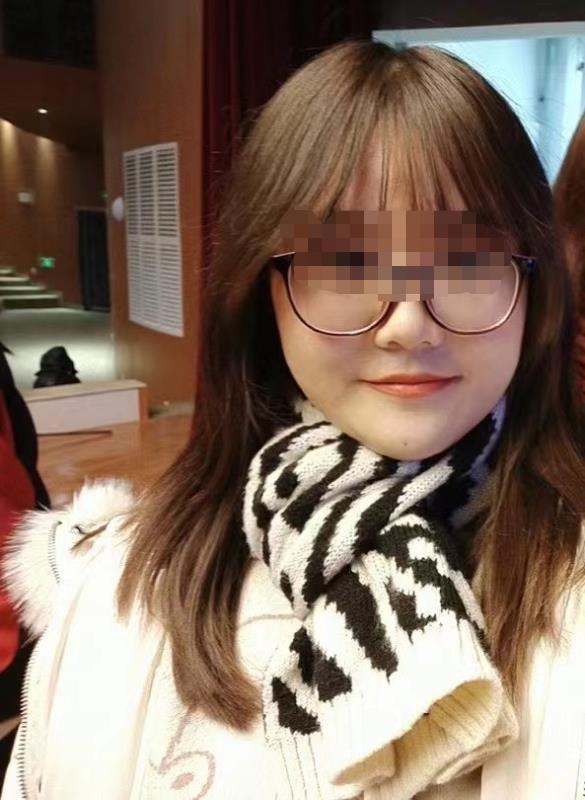 19岁大一女生在校操场遇害身亡，翻墙入校疑犯被刑拘，行凶后用死者电话致电其母：“你女儿已经不在了”