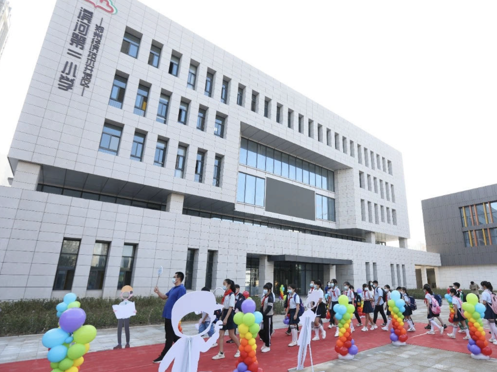 郑州一公办小学开“双语班”？收费6000多元？辖区教育部门连夜调查