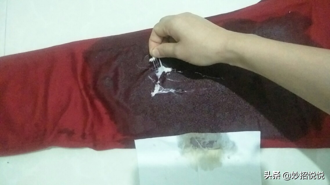 才知道衣服上的口香糖，最怕“橡皮擦”，一泡一擦立马干净不留痕