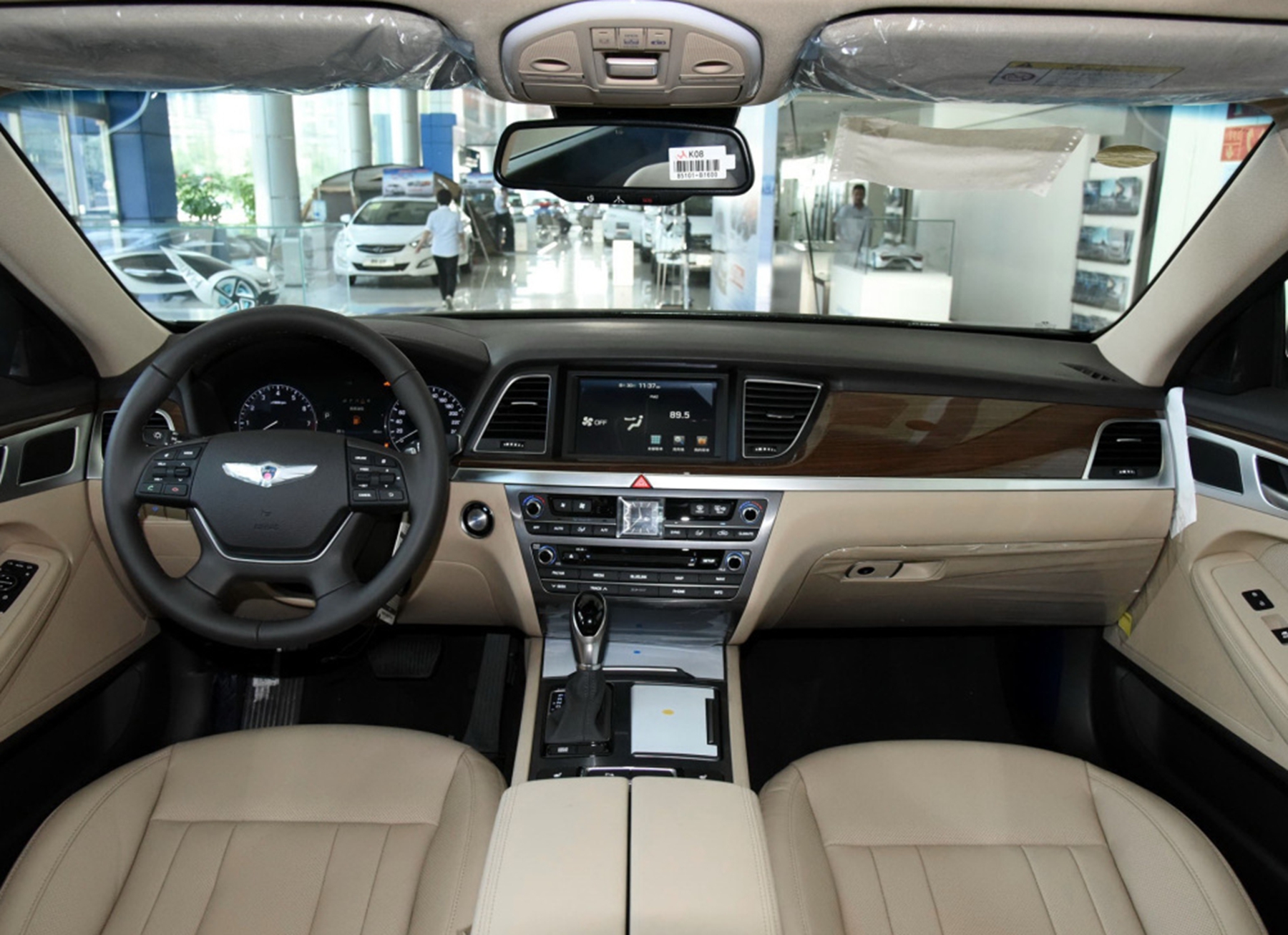 高中同学聚会，班长开了一辆“宾利”，近看才发现这车得40万