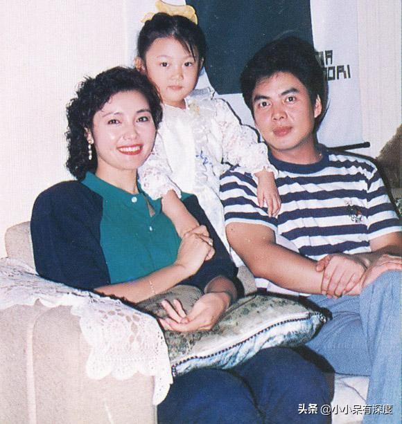 红牡丹姜黎黎,68岁风韵犹存,晒与老公近照,女儿遗传了她的美貌