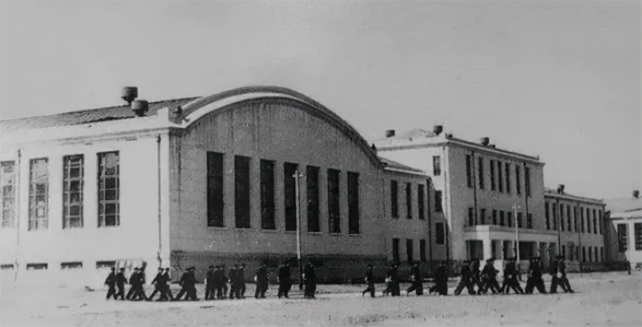 哈军工建校的首任院长兼政委是陈赓，第二任院长和政委分别是谁？