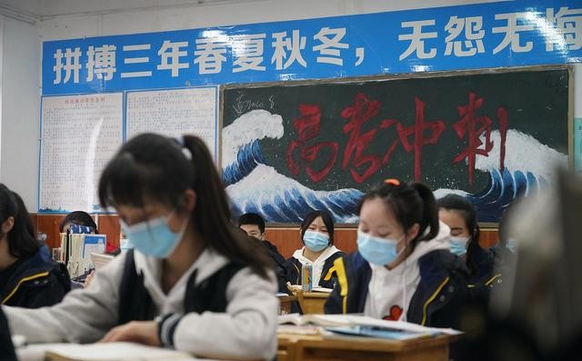 牛奶不让入校，四川两学生校门口喝整箱，网友：牛奶还分校内外？