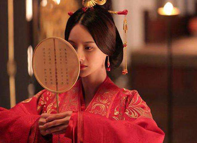 诗人笔下的绝美容颜：细腻描绘与华丽比喻的完美结合