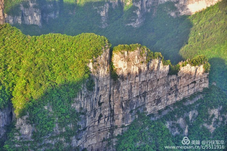 玉壶峰下松涛起，天界佛国掸尘埃！走遍千山万岭，唯天门山独有