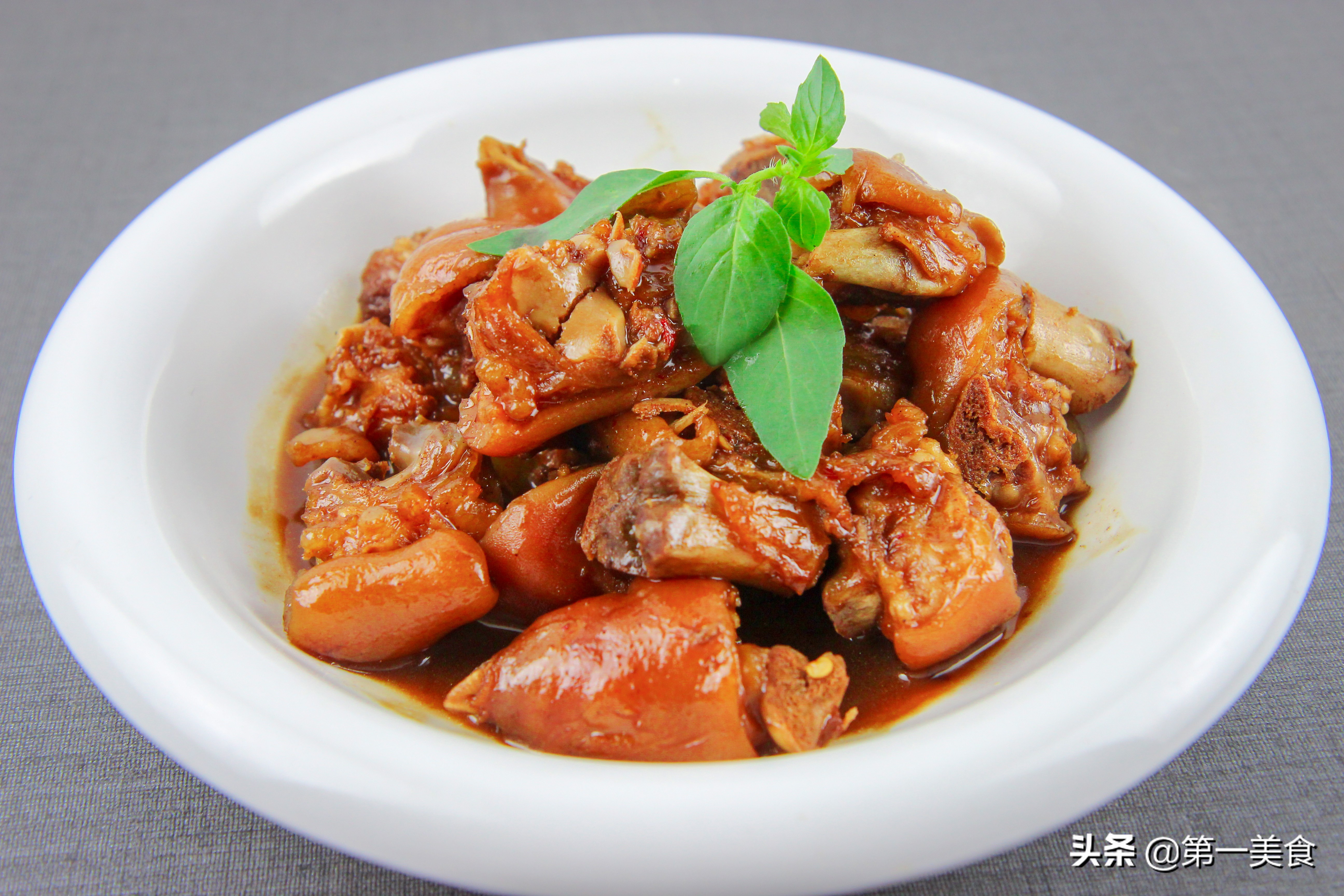 红烧猪蹄做法(简单易学的家常红烧猪蹄教程)