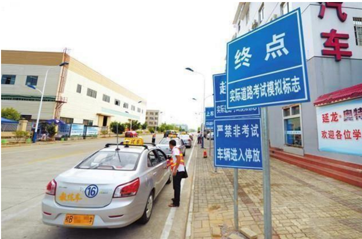 科目三直线行驶还跑偏？做好这3点，学会微调整技巧，真简单
