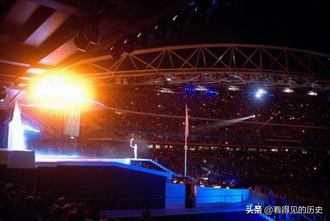 悉尼奥运会开幕式(2000 年悉尼奥运会开幕式 点燃奥运圣火的美丽瞬间)