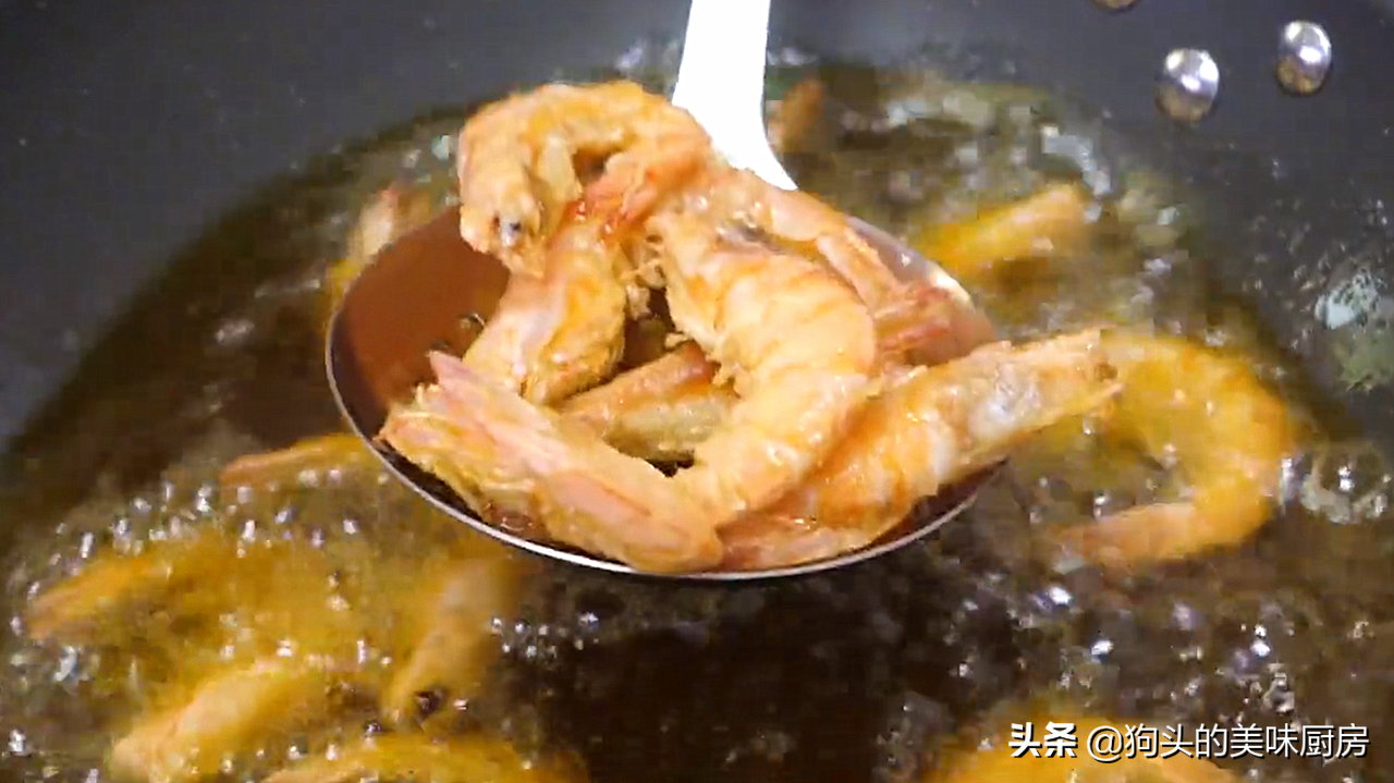 长假在家跟广东大厨学椒盐虾，焦香酥脆做法很简单，吃着特别过瘾