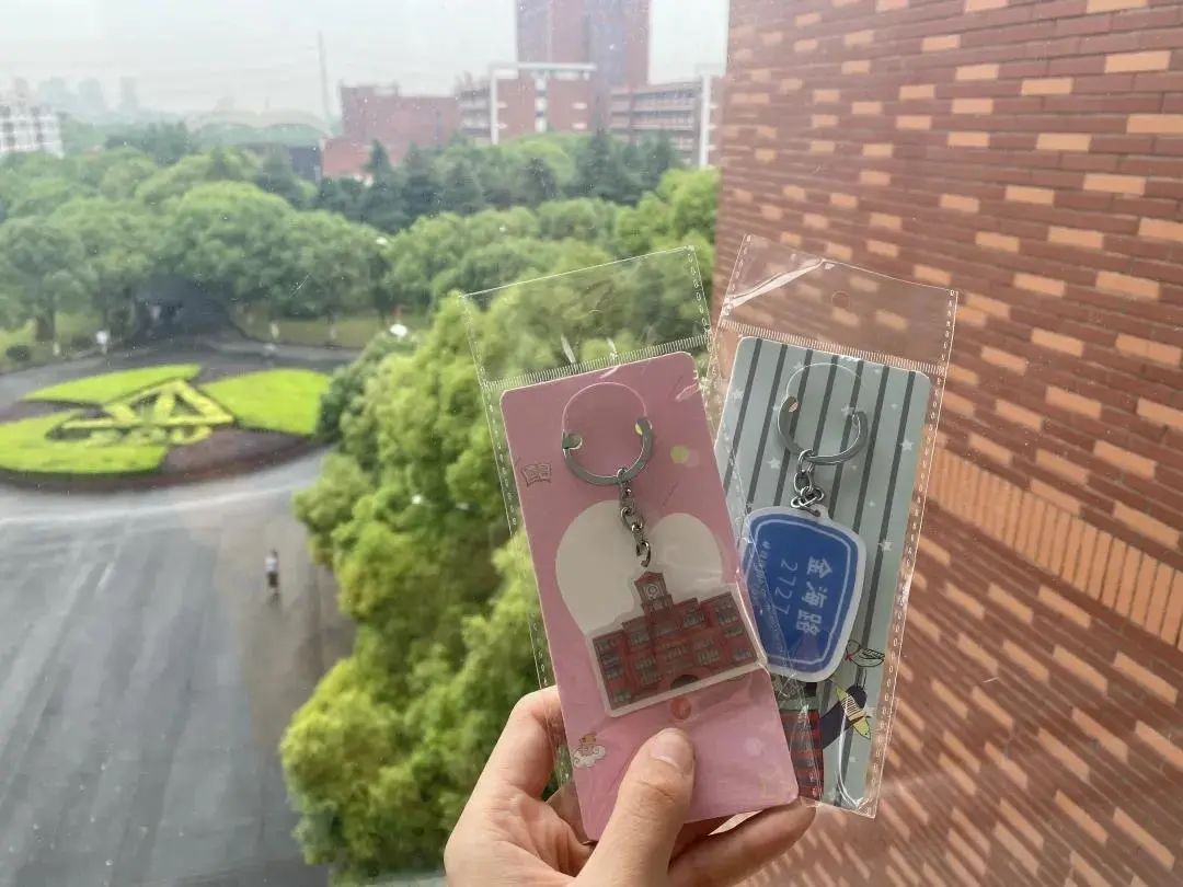 毕业快乐！沪上39所院校的毕业礼品，你最心仪哪种？