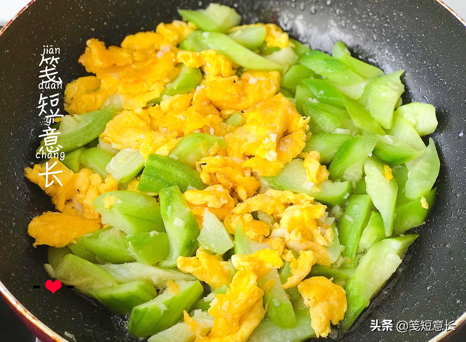 炒丝瓜时怎样做才能颜色翠绿不发黑，窍门很简单，总还有人记不住