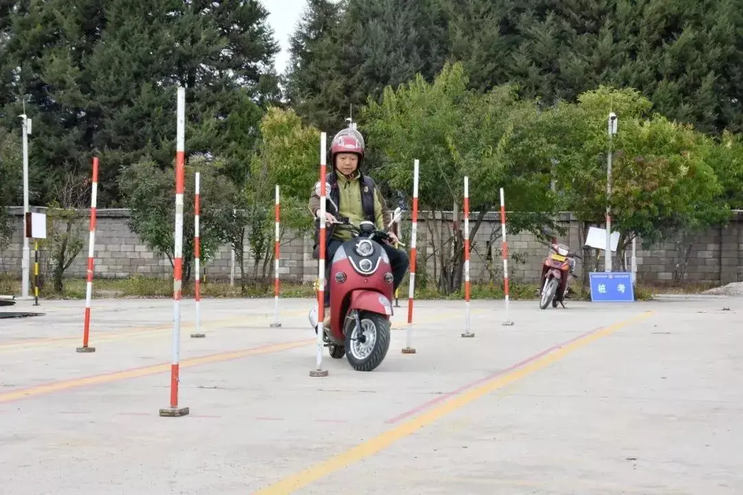 電摩上牌上路要花多少錢?明細發(fā)布,一共1千多!車主:太貴了